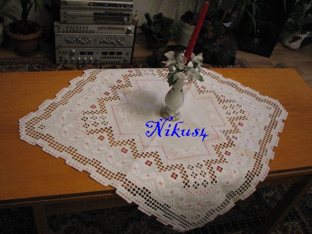Biała z różem serweta w kwadracie Biała z różem serweta w kwadracie